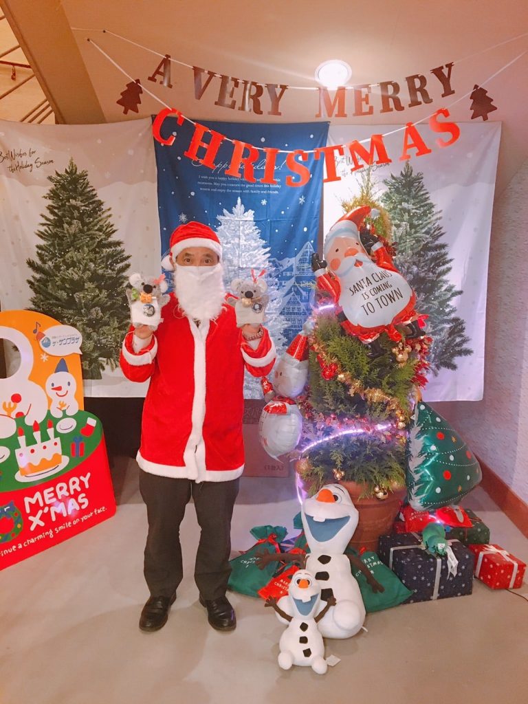 この間のクリスマス🎄の朝は、サンタ🎅に変身してお客様をお送りしておりました