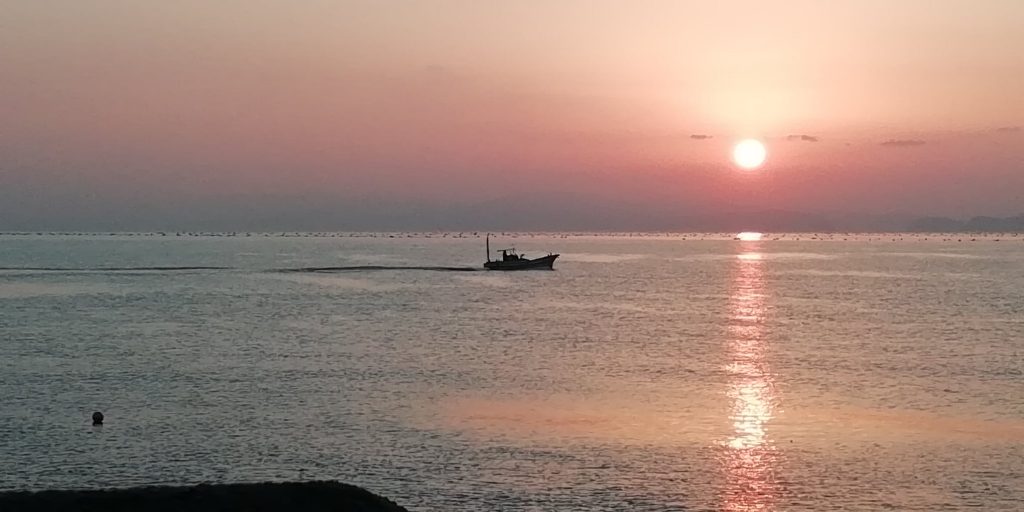 朝日🌅と漁船🚤とボール⚽の奇跡のコラボ
