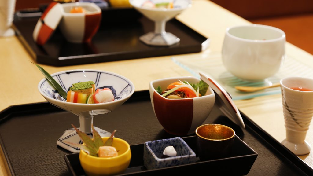 淡路島のオーシャンビュー客室で楽しむお部屋食の会席料理｜淡路インターナショナルホテル ザ・サンプラザ